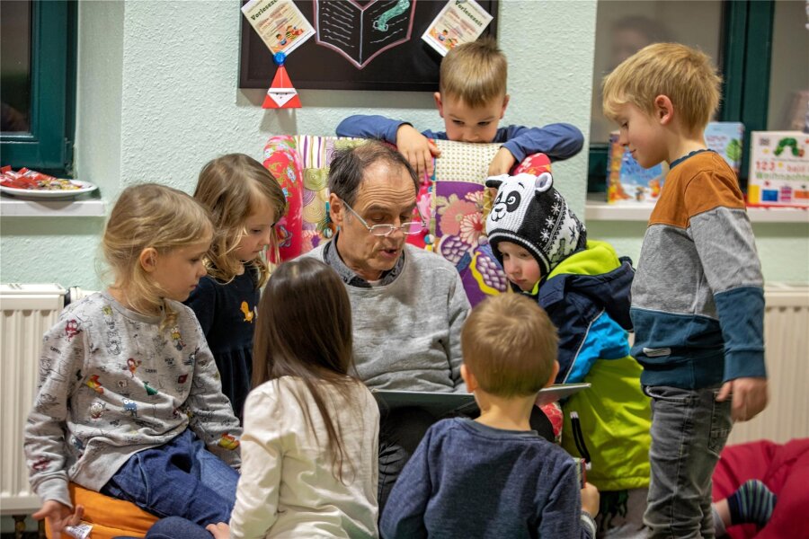 Vogtlandbibliothek in Plauen mit neuem Angebot: „Büchernest“ lässt Kinderherzen höher schlagen - Jörg Simmat gehört zu den Lesepaten, die regelmäßig in der Vogtlandbibliothek Kindern vorlesen.