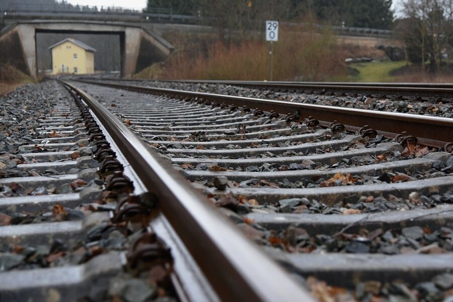 Lange auf der Agenda, aber nach wie vor ohne konkrete Umsetzungstermin: Die Elektrifizierung der Bahnstrecke Plauen-Eger.