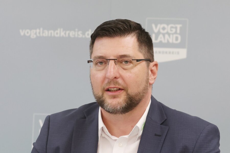 Vogtlandkreis erlässt Haushaltssperre wegen Sozialkosten - Thomas Hennig (CDU), Landrat des Vogtlandkreises, spricht im Forstlichen Bildungszentrum Bad Reiboldsgrün bei einer Pressekonferenz.
