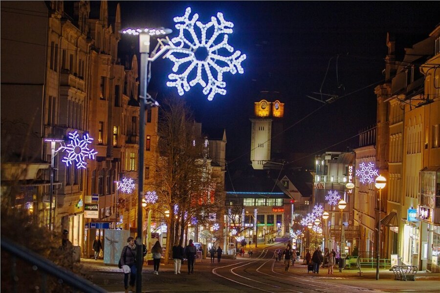 Vogtlandkreis hebt nächtliche Ausgangssperre auf - De weihnachtlich geschmückte Bahnhofstraße in Plauen. Ab Heiligabend dürfen zu später Stunde auch wieder Ungeimpfte den abendlichen Lichterglanz genießen. 