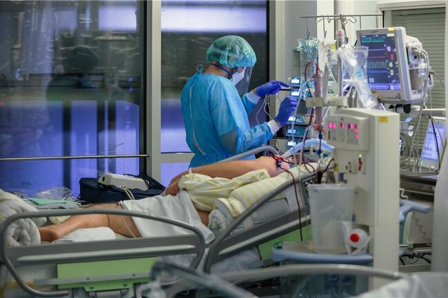 Vogtlandkreis meldet 17 neue Corona-Todesfälle - Die Lage in den vogtländischen Intensivstationen ist weiterhin angespannt. Am Mittwoch wurden dort 32 Patienten intensivmedizinisch betreut.