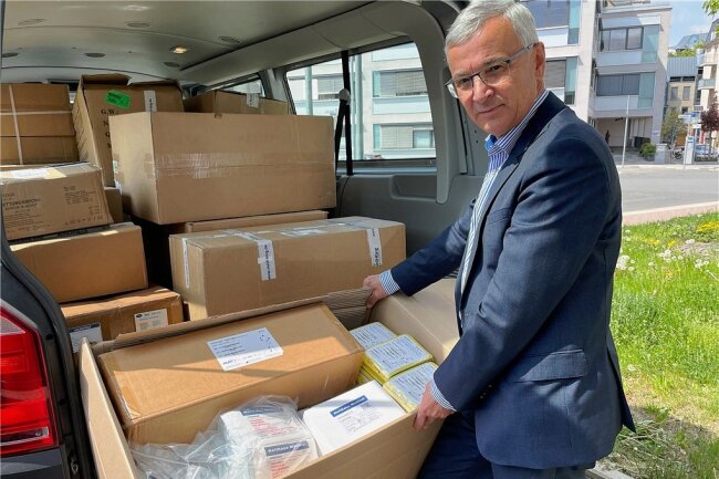Landrat Rolf Keil (CDU) überzeugte sich am Mittwoch vor der Abfahrt des Hilfstransportes vom ordnungsgemäßen Zustand der Ladung.