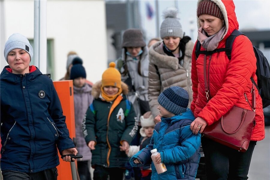 Vogtlandkreis sucht Wohnraum für Flüchtlinge aus der Ukraine - Tausende Menschen überqueren derzeit die Grenze der Ukraine, um in Polen und anderen Staaten Sicherheit zu finden. Auch der Vogtlandkreis will Geflüchtete aufnehmen. 