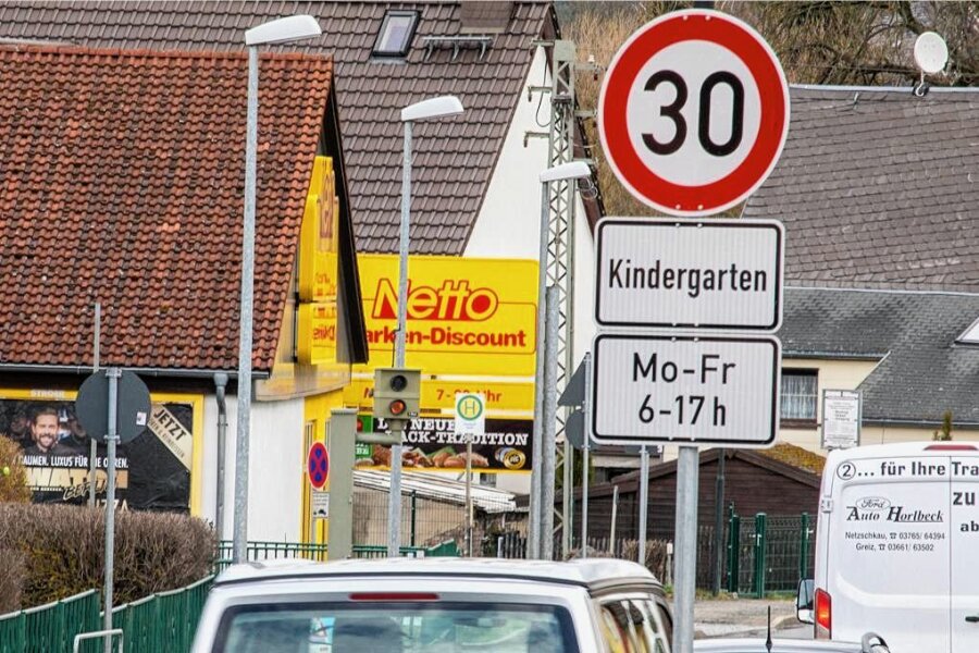 Vogtlandkreis verdoppelt Blitzer-Einnahmen nahezu - Wegen Kita und Netto-Markt: In Mühltroff gilt auf der B 282 seit November Tempo 30. Tausende Fahrer wurden seither geblitzt. 