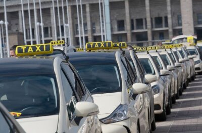 Vogtlandkreis will Tarife für Taxis anpassen - Um eine angemessene Anpassung der Entgelte zu erreichen, möchte der Vogtlandkreis die Taxi-Tarife anpassen.