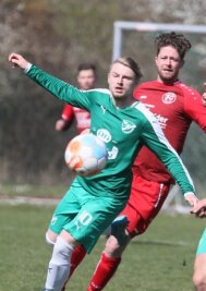 Vogtlandliga-Fußballer in Torlaune - Eric Rosenat (Nr. 10) brachte den BSV Irfersgrün bei Fortuna Plauen mit 1:0 in Führung. Karsten Kaiser (Mitte) sorgte für das zwischenzeitliche 2:1 der Gastgeber. Am Ende gab es ein 2:2.