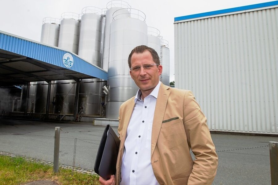 Vogtlandmilch kann expandieren: Plauener Stadtrat stimmt Flächenverkauf zu - Sebastian Singer ist Technischer Leiter bei der Vogtlandmilch. Gemeinsam mit dem Geschäftsführer plant er die Erweiterung. 