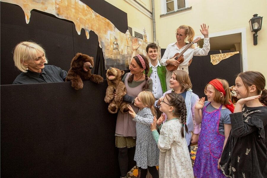 Das von Marvin Schaarschmidt (hinten, grüne Weste) geschriebene Theaterstück für Kinder kam bei seiner Premiere am Samstag im Hof des Plauener Vogtlandmuseums gut an.