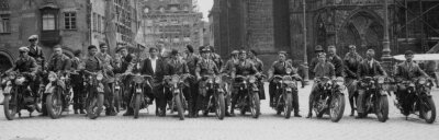 Vogtlands Biker-Pionieren auf der Spur - Vogtland-Biker 1936 vor der Nürnberger Frauenkirche. Der Motorradklub Triumph Mylau besuchte bei der Ausfahrt nach Bayern sicher auch die Triumph-Werke. 