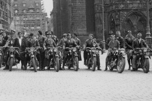 Vogtland-Biker 1936 vor der Nürnberger Frauenkirche. Der Motorradklub Triumph Mylau besuchte bei der Ausfahrt nach Bayern sicher auch die Triumph-Werke. 