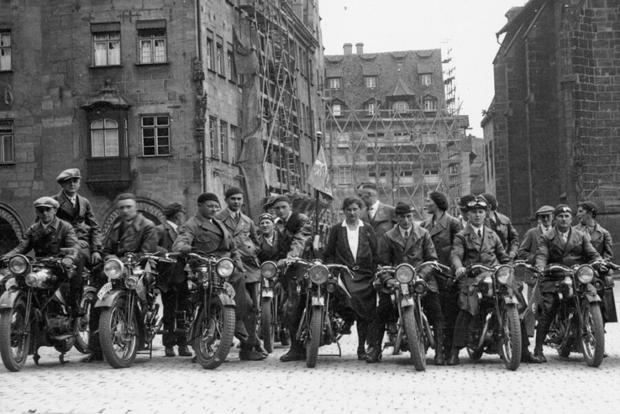 Vogtlands Motorrad-Pionieren auf der Spur - Vogtland-Biker 1936 vor der Nürnberger Frauenkirche. Der Motorradklub Triumph Mylau besuchte bei der Ausfahrt nach Bayern sicher auch die Triumph-Werke. 