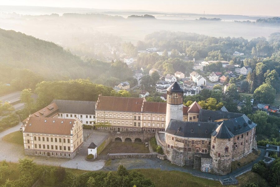 Voigtsberger Jubiläumsjahr eröffnet: Was es den Bürgern bietet - Eine Landschaftsmarke, ein Platz voller Geschichte und Geschichten, aber vor allem bis in die Gegenwart ein Ort voller Leben: Schloss Voigtsberg in Oelsnitz.