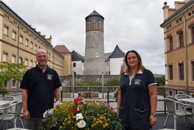 Voigtsberger Schlosswirte zwischen Hoffnung und Zweifel - Alexander Ruthe und seine Frau Veronika führen seit 2019 das Schlossrestaurant im Torhaus auf Schloss Voigtsberg in Oelsnitz. Von der Eröffnung des Bergfrieds Mitte Mai hatte sich das Paar mehr versprochen. 