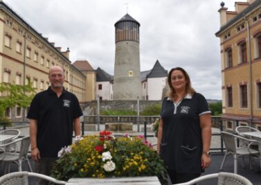 Voigtsberger Schlosswirte zwischen Hoffnung und Zweifel - Alexander Ruthe und seine Frau Veronika führen seit 2019 das Schlossrestaurant im Torhaus auf Schloss Voigtsberg in Oelsnitz. Von der Eröffnung des Bergfrieds Mitte Mai hatte sich das Paar mehr versprochen. 