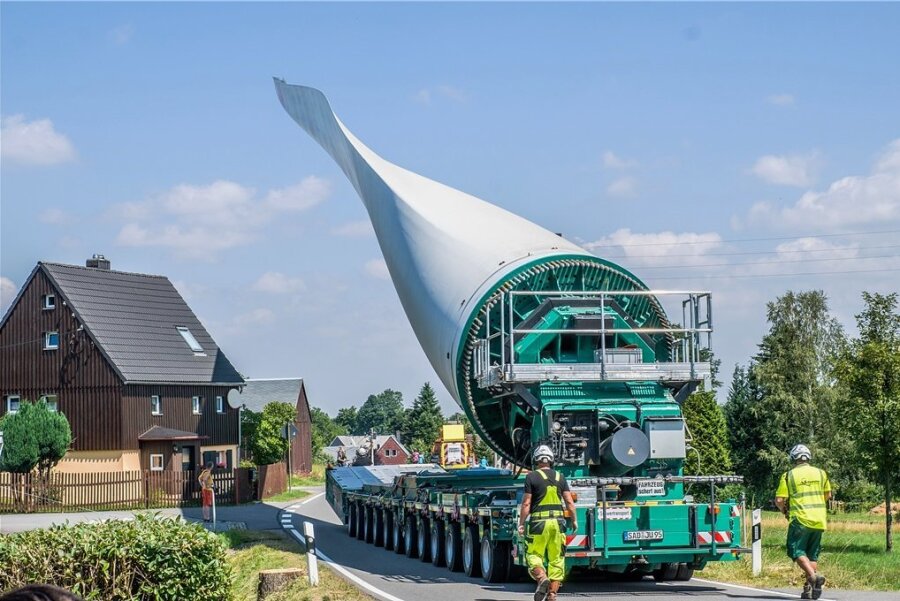 Voigtsdorf: Erster Flügel für neue Riesen-Windräder ist da - Gegen 13 Uhr hat der erste Flügel für die drei neuen Windkraftanlagen am Saidenberg Voigtsdorf erreicht. Am Straßenpfosten links ist der Stubben des Ahorns zu sehen, der am Freitag gefällt worden war. 