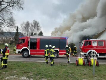 Voigtsdorf: Verletzte bei Wohnhausbrand - Am Diesntagmorgen hat ein Wohnhaus an der Hauptstraße in Voigtsdorf gebrannt.