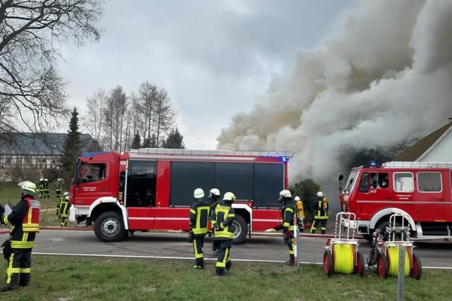 Voigtsdorf: Verletzte bei Wohnhausbrand - Am Diesntagmorgen hat ein Wohnhaus an der Hauptstraße in Voigtsdorf gebrannt.