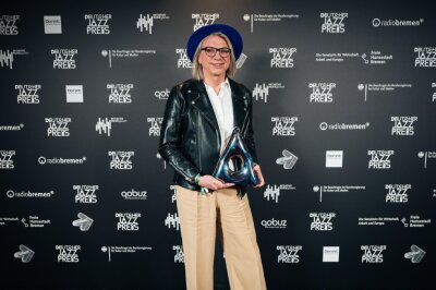Volker "Holly" Schlott mit Deutschen Jazzpreis geehrt - Volker "Holly" Schlott wurde im Metropol Theater in Bremen mit dem deutschen Jazzpreis 2023 ausgezeichnet.