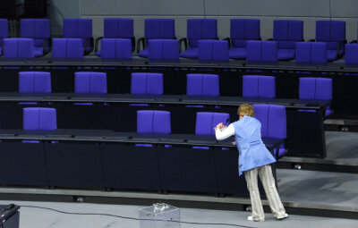 Volkes Macht und Einfluss -  Reinigungskraft im Plenarsaal des Bundestages in Berlin. Finden die Bürger ausreichend Beachtung? 