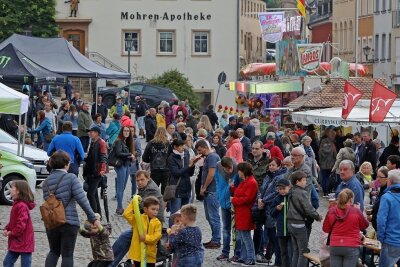 Volksfeststimmung trotz Nieselregens beim Jahrmarkt in Hohenstein-Ernstthal - Auf dem Hohenstein-Ernstthaler Altmarkt tummelten sich am Wochenende beim Jahrmarkt etliche Besucher.