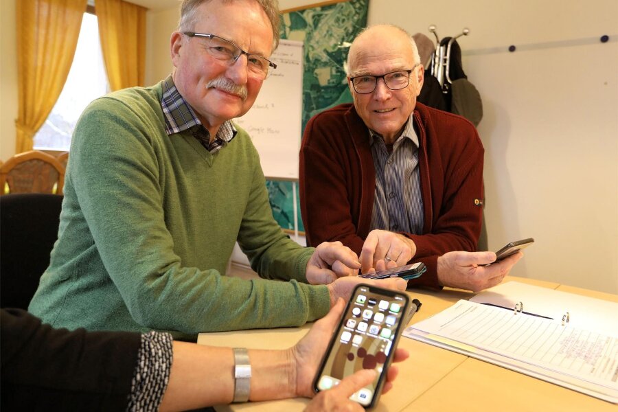 Volkshochschule macht in Lichtenstein Ältere fit im Umgang mit dem Smartphone - Auch im Bernsdorfer Rathaus gab es 2020 einen Smartphone-Lehrgang für Senioren.