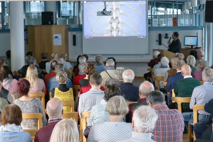 Volkskrankheit „Rücken“: Mehr als 100 Besucher bei Sonntagsvorlesung am Kreiskrankenhaus Freiberg - Mehr als 100 Besucher waren zum Vortrag über Rückenbeschwerden gekommen.