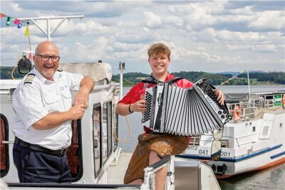 Volksmusik im Blut: 17-Jähriger aus Plauen dreht Video auf der Talsperre Pöhl - Der 17-jährige Moritz Aichner (rechts) und Helmar Müller, der Kapitän des Ausflugsschiffs, auf dem das Musikvideo gedreht wurde.