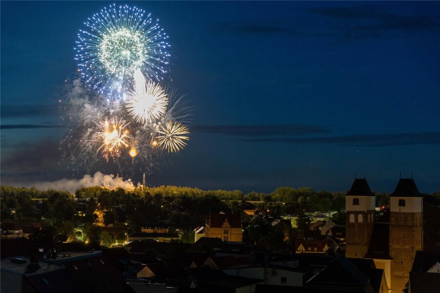 Volksmusik, Rock ´n´ Roll und Feuerwerk: So ging das Bergstadtfest in Freiberg zu Ende - Farbenfroh wie das gesamte Bergstadtfest gestaltete sich auch der Abschluss mit dem großen Feuerwerk.