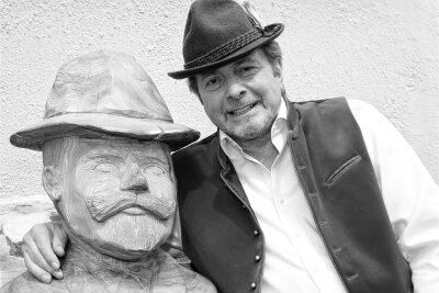 Volksmusikstar Stephan Malzdorf ist tot - Zu seinem 70. Geburtstag hatte Stephan Malzdorf eine Anton-Günther-Bank geschenkt bekommen, auf der er gern saß. Jetzt ist die Bank nach dem Tod des Künstlers verwaist.