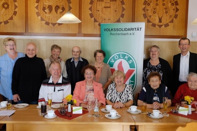 Volkssolidarität in Feierlaune - Die Senioren der Volkssolidarität waren am Mittwoch in Feierlaune. Geschäftsführer Olaf Schwarzenberger (r.) feierte gern mit.