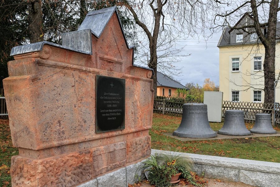 Volkstrauertag in Schwarzenberg: Gedenkfeier am restaurierten Ehrenmal auf Kirchhof in Neuwelt - Aus Anlass seines 100-jährigen Bestehens wurde das 1923 eingeweihte Kriegerdenkmal in Neuwelt restauriert.