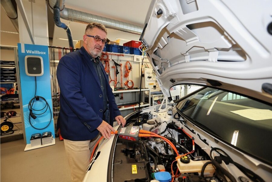 Der Geschäftsführer des Bildungsinstitutes von Volkswagen Sachsen, Holger Naduschewski, befindet sich im sogenannten Hochvolt-Labor. Dort werden die Azubis an der komplizierten Elektrik ausgebildet.