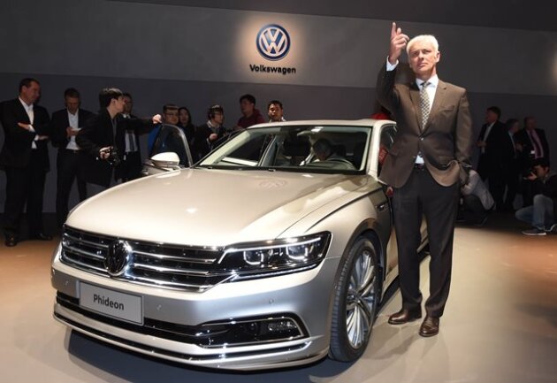 Volkswagen erfindet den Phaeton neu - aber nur für China - VW-Chef Matthias Müller zeigt sich beim Volkswagen-Konzernabend neben einem VW Phideon.
