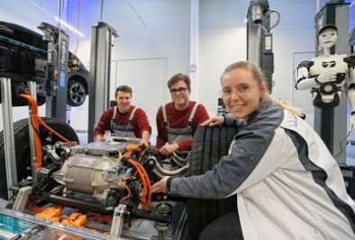 Volkswagen erweitert Bildungsinstitut - Ausbilderin Grit Bröer sowie die Azubis Leon Salomon und Maximilian Mothes (von rechts) haben nun mehr Platz zum Lernen, und sie gehen gemeinsam neue Themen an. 