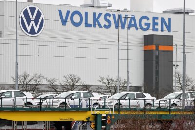 Volkswagen gegen Zwickauer Anlagenbauer SMA: Streit um 2,5 Millionen Euro - Der Volkswagen-Konzern investiert Milliarden an Euro in den Bau von Elektroautos. Ein Zwickauer Unternehmer wirft dem Autobauer vor, ihm Geld zu schulden.