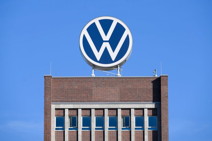 Volkswagen-Konzern: Mit spürbaren Rückgängen ins neue Jahr - Das VW-Logo steht auf dem Markenhochhaus im Wolfsburger Stammwerk.