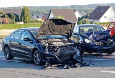 Volkswagen stoßen auf Südring zusammen: Zwei Fahrer verletzt - 
