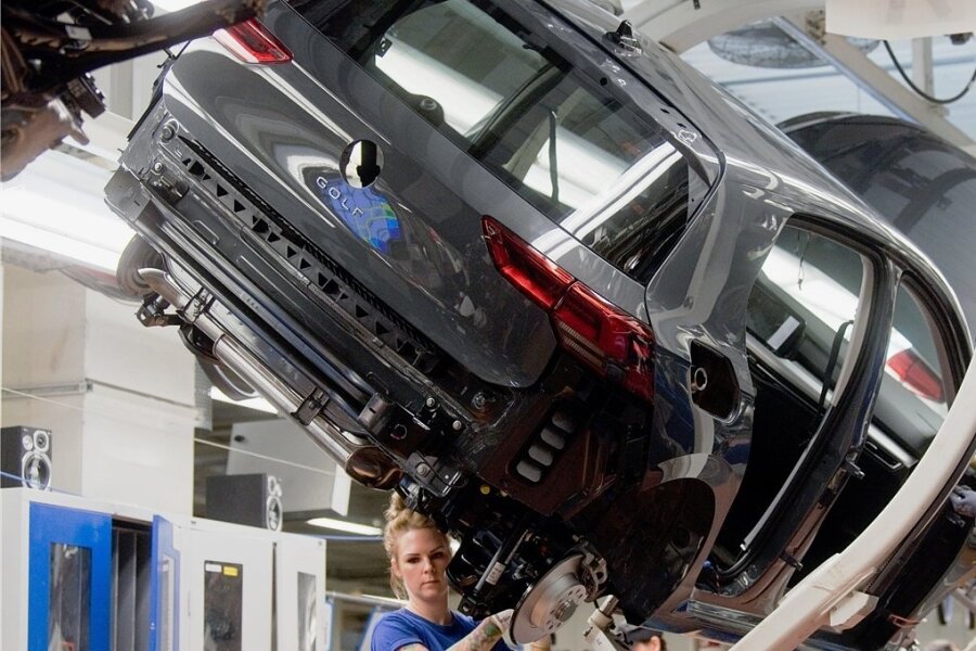 Noch arbeiten Mitarbeiter an einem Volkswagen Golf 8 an einer Produktionslinie im VW Werk in Wolfsburg. 