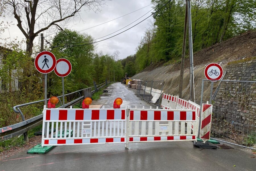 Voll gesperrte B 180 in Erdmannsdorf: Eine Baustelle mit Gefahrenpotenzial - Die Vollsperrung der B 180 wegen Straßenbauarbeiten wird immer wieder ignoriert. Es lauern im Baustellenbereich aber gleich mehrere Gefahren.