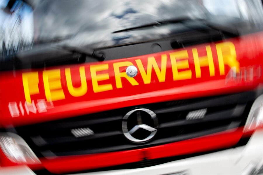 Vollbrand in Markneukirchen: Holzhütte fängt Feuer - Die Feuerwehr rückte am Samstag zu einem Brand im Markneukirchener Ortsteil Siebenbrunn aus.