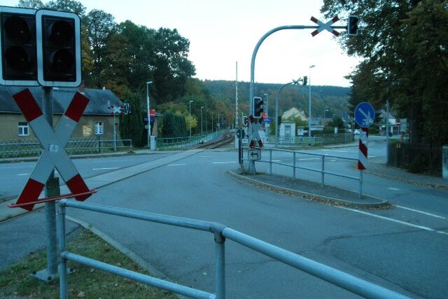 Vollbremsung am Bahnübergang Einsiedel verhindert Kollision - Der Bahnübergang in Einsiedel.