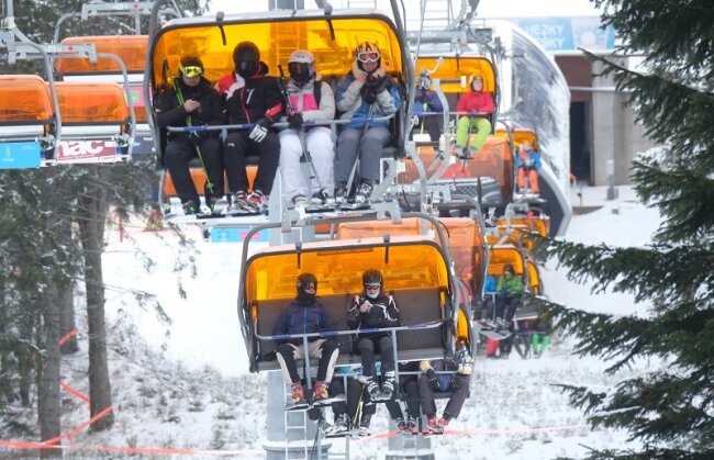 Bequem nach oben in der Vierersesselbahn: Am Keilberg in Tschechien, hier am zweiten Weihnachtstag, läuft die Skisaison auf Hochtouren. Auch aus Deutschland kommen viele Gäste über die Grenze.