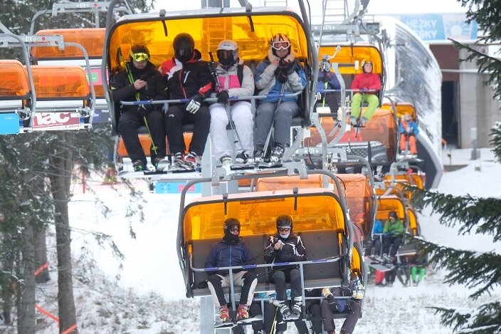 Bequem nach oben in der Vierersesselbahn: Am Keilberg in Tschechien, hier am zweiten Weihnachtstag, läuft die Skisaison auf Hochtouren. Auch aus Deutschland kommen viele Gäste über die Grenze.