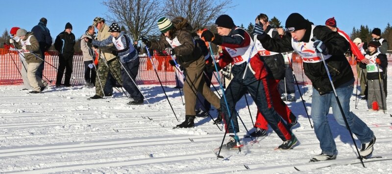 Voller Begeisterung in der Spur - 
              <p class="artikelinhalt">Höhepunkt des Wintersportfestes der Förderschulen: Startschuss zum Staffellauf.</p>
            