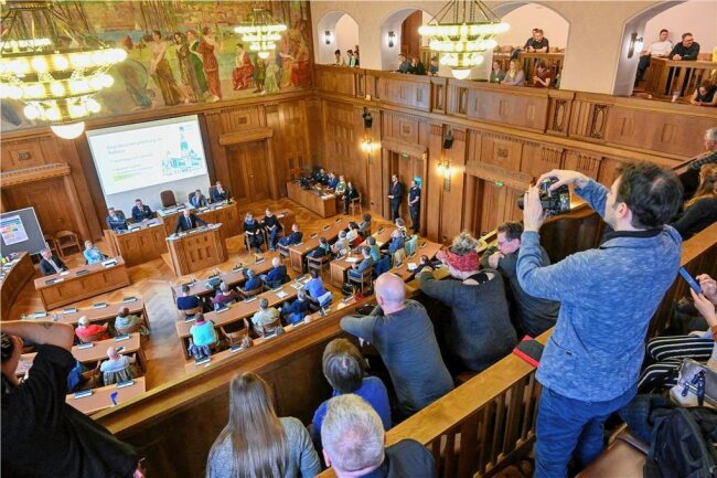 Volles Haus, aber auch kritische Stimmen: So lief die erste Einwohnerversammlung im Chemnitzer Rathaus - Ungewohntes Bild im Stadtverordnetensaal des Rathauses Chemnitz: Wo sonst gewählte Vertreter der Einwohnerschaft über die Geschicke der Stadt befinden, durften zur Einwohnerversammlung Bürgerinnen und Bürger selbst Platz nehmen. 
