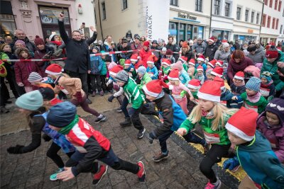 Volles Haus zum vorweihnachtenlichen Lauf-Jubiläum in Freiberg - Die Bambini durften am Samstag zuerst ran und eröffneten den 30. Freiberger Adventslauf.