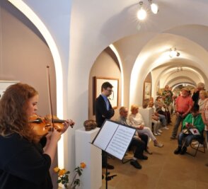 Volles Haus zur Eröffnung der neuen Ausstellung am Altmarkt - Debora Sharon Wehle, Musikerin aus Dresden, umrahmte musikalisch die Ausstellungseröffnung mit Werken von Friedrich Höfer. 