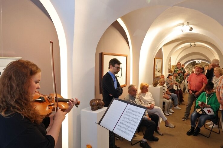 Volles Haus zur Eröffnung der neuen Ausstellung am Altmarkt - Debora Sharon Wehle, Musikerin aus Dresden, umrahmte musikalisch die Ausstellungseröffnung mit Werken von Friedrich Höfer. 