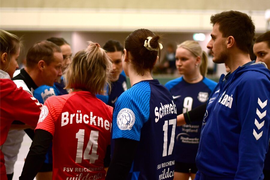 Volleyball: Coach des FSV Reichenbach erhält zum Geburtstag einen  bedeutsamen Anruf ... - Das Trainergespann Frank Sommer (links) und Thomas Stackfleth (rechts) will mit seinem Team unbedingt in die Sachsenliga.