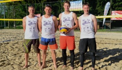 Volleyballer sind zurück am Netz - Der frühere Oelsnitzer Regionalligaspieler Falko Ahnert (2. von rechts) und sein Partner Jonas Grandel (rechts) aus Jena haben das Beachvolleyballturnier in Grünheide gewonnen. Ahnerts frühere Mannschaftskollegen beim VSV Oelsnitz Matthias und Jürgen Hanitzsch (von links) belegten den zweiten Platz. 